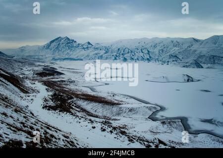 Azat Wasserreservoir und Yeranos Gebirge in der Provinz Ararat Von Armenien Stockfoto