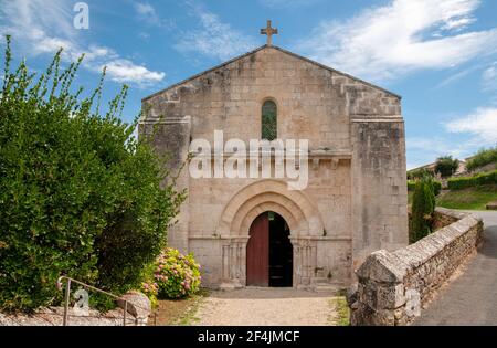 Vordereingang der römischen Kirche Saint-Romans-les-Melle, Deux-Sevres (79), Nouvelle-Aquitaine Region, Frankreich Stockfoto