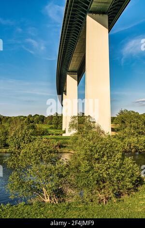 Blick auf das Ruhrtal und die Autobahnbrücke in Mintard, Mülheim an der Ruhr, Nordrhein-Westfalen, Deutschland Stockfoto