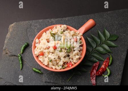 upma Ven Pongal mit Sambar, Kokos Chutney beliebte indische Frühstück Essen Tamil Nadu Festival Pongal mit Rava oder Grieß gemacht Stockfoto