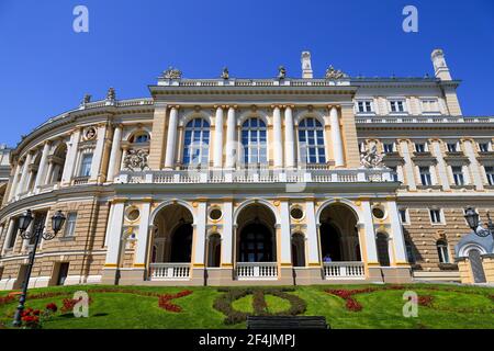 Schöner Panoramablick auf die Odessa State Academic Opera und Ballett Theater früh am Morgen ohne Menschen. Gebäude für Kunst, Wahrzeichen Stockfoto