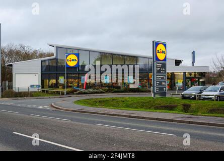 Mold, Flintshire; Großbritannien: 28. Jan 2021: Das globale Supermarktunternehmen betreibt in der Marktstadt Mold einen modernen Laden. Stockfoto