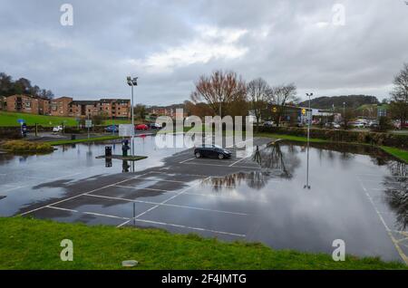 Mold, Flintshire; Großbritannien: 28. Jan 2021: Der Parkplatz der Love Lane in der Marktstadt Mold in Nordwales ist nach den jüngsten Stürmen und übermäßigem Ra überflutet Stockfoto