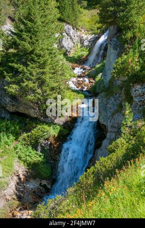 Kleiner Wasserfall, Les Arcs Resort, hohes Tarentaise Tal, Französische Alpen, Savoie (73), Region Auvergne-Rhone-Alpes, Frankreich Stockfoto