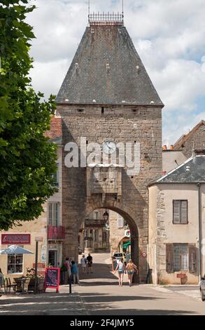 Tor zum mittelalterlichen Dorf Noyers-sur-Serein, das als eines der schönsten Dörfer Frankreichs gilt, Yonne (89), Region Bourgogne-Franche-Comte, Fr. Stockfoto