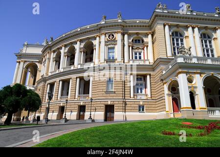 Schöner Panoramablick auf die Odessa State Academic Opera und Ballett Theater früh am Morgen ohne Menschen. Gebäude für Kunst, Wahrzeichen Stockfoto