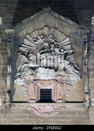 Kirche der Santos Juanes,Iglesia de los Santos Juanes,Valencia Spanien.ursprünglich im Jahr 1368 gebaut, gegenüber La Lonja.Historische Kirche auf den Überresten einer ehemaligen Moschee gebaut. Das ursprüngliche gotische Gebäude brannte fast vollständig im Jahr 1592 ab und wurde später im Barockstil wieder aufgebaut.die Hauptfassade zeigt noch einen ummauerten oculus eines Rosenfensters von der historischen Kirche.La Real Parroquia de los Santos Juanes,conocida como iglesia de San Juan del Mercado (Església de Sant Joan del Mercat, en valenciano),situada en Valencia, frente a la Lonja de la Seda, y al lado del Mercado Central. Stockfoto