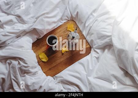 Stillleben Komposition mit Kaffee und gelben Blättern Stockfoto