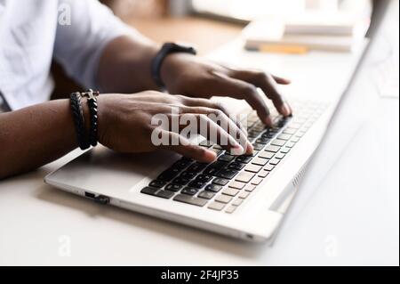 Nahaufnahme Bild von männlichen Händen mit Zubehör Text auf der Laptop-Tastatur eingeben, arbeiten, reagieren auf Kunden-E-Mail, Kauf von Artikeln online. Elektronik und modernes Funktechnikkonzept Stockfoto