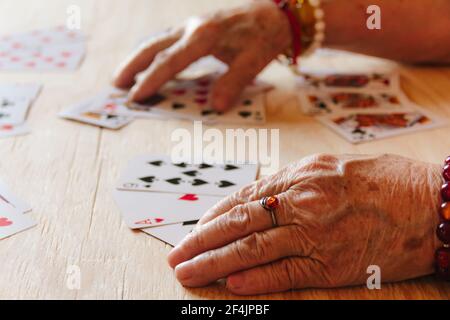 Ratekarten lesen, Oma Magie, Wahrsagen, Frauen Hände, Schicksal Vorhersage Stockfoto