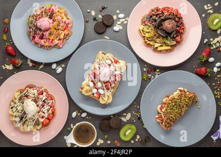 Drei verschiedene Waffeln in Quadrat-, Herz- und Blasenform. Stockfoto