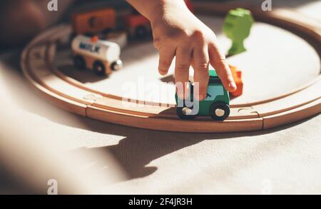 kaukasischen Kind spielt mit Spielzeug Zug auf der Bahn Auf dem Boden Stockfoto