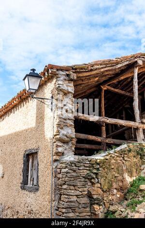 Altes eingestürztes Haus mit Holzbalken im Dorf Horcajuelo de la Sierra in Madrid. Stockfoto