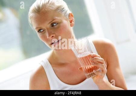 Mädchen trinkt Glas Eiswasser Stockfoto