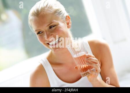 Mädchen trinkt Glas Eiswasser Stockfoto