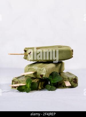 Macha Popsicle auf einer weißen Oberfläche Stockfoto
