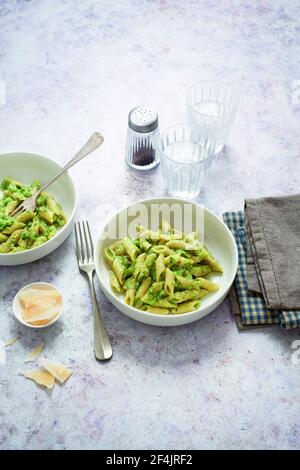 Italienische Pasta mit Kohlrahm und Stracchino-Käse Stockfoto