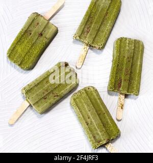 Macha Popsicle auf einer weißen Oberfläche Stockfoto