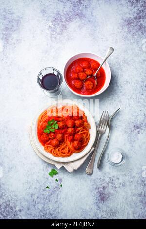 Spaghetti mit Fleischbällchen und Ricotta-Käse Stockfoto