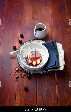 Panna Cotta mit Kaffee und Schokoladensauce Stockfoto