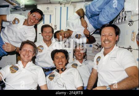 File photo - die sieben Besatzungsmitglieder für STS-61C Mission nutzen das Raumshuttle Columbia's Middeck für das traditionelle in-Flight-Gruppenportrait während ihres Fluges vom 12. - 18. Januar 1986. Astronaut Robert L. Gibson (untere rechte Ecke), Kommandant, wird von Mitbesatzungsmitgliedern umgeben, gegen den Uhrzeigersinn von oben rechts: astronaut Charles F. Bolden, Pilot; US-Repräsentant Bill Nelson (Demokrat von Florida), Nutzlastspezialist; Robert J. Cenker, RCA Nutzlastspezialist; Und die Astronauten Steven A. Hawley, Franklin R. Chang-Diaz und George D. Nelson, alle Missionsspezialisten. Am 19. März 2021, United S Stockfoto