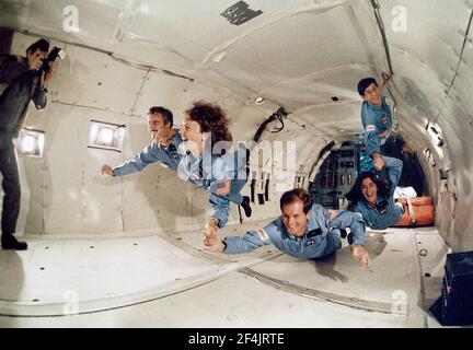 File photo - Diese fliegende menschliche Kette stellt Primzahl- und Backup-Nutzlast-Spezialisten für zwei kommende STS-Missionen dar. Die Gruppe, die die Auszubildenden für STS-61C später in diesem Jahr und STS-51L Anfang nächsten Jahres vertrat, teilte am 20. November 1985 rund 40 Parabeln in der NASA-Maschine KC-135, "Zero-G". Von links nach rechts sind Gerard Magilton, RCA-Backup-Nutzlast-Spezialist für STS-61C; Sharon Christa McAuliffe, Nutzlast-Spezialist/Lehrer Citizen Observer für STS-51L; US-Repräsentant Bill Nelson (Demokrat von Florida), geplant für 61C; Barbara R. Morgan, Backup für McAuliffe; und Robert J. Cenker, RCA-Nutzlast-Spezifikation Stockfoto