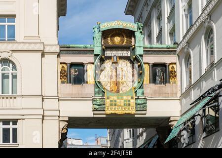 Die Ankeruhr Ankeruhr in der Wiener Innenstadt. Berühmtes Wahrzeichen und touristisches Ziel in Österreich tagsüber. Stockfoto