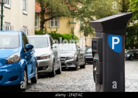 Parkautomat mit Solarpanel in der Stadtstraße. Gebührenpflichtiger Parkplatz Stockfoto