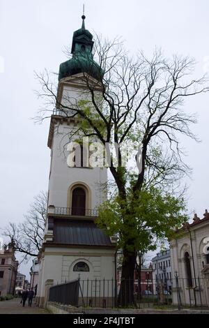 Zamosc, Polen, 10. November 2020. Glockenturm in der Nähe der Kathedrale der Auferstehung und St. Thomas der Apostel, Zamosc. Alte europäische Architektur, la Stockfoto