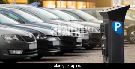 Parkautomat mit Solarpanel in der Stadtstraße. Gebührenpflichtiger Parkplatz Stockfoto