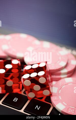 Casino Chips und Würfel Stapeln auf einem Laptop. Stockfoto