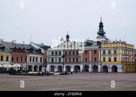 Zamosc, Polen, 10. November 2020. UNESCO-Weltkulturerbe Stadt mit Renaissance- und Barockhäusern.Hell farbige gelbe, rosa und grüne Fassaden mit gres Stockfoto