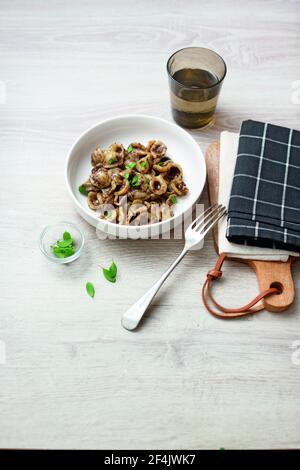 Italienische Orecchiette mit Sardellen und Oliven Pesto Stockfoto