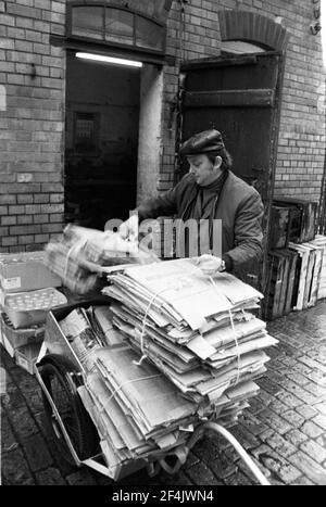 15. Oktober 1981, Sachsen, Delitzsch: An einer SERO-Sammelstelle in Delitzsch werden Ende 1981 Kartons, Altpapier, Flaschen und Gläser angenommen und zur Wiederverwendung oder Weiterverarbeitung verschickt. Genaues Aufnahmedatum nicht bekannt. Foto: Volkmar Heinz/dpa-Zentralbild/ZB Stockfoto