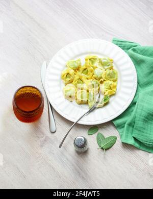Italienische Tortelli mit Ricotta-Käse und Spinat Stockfoto