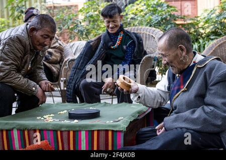 (210322) -- LHASA, 22. März 2021 (Xinhua) -- Cedain (1st R) spielt mit seinen Freunden im Pflegezentrum in der Präfektur Ngari, südwestlich der Autonomen Region Tibet, am 19. März 2021. Cedain, geboren 1941, ist ein Dorfbewohner des Dorfes Qianjin im Kreis gar, Präfektur Ngari, Autonome Region Tibet. Ohne Ackerland und genügend Nahrung lebte der ehemalige Leibeigene mit seiner Familie in alten Zeiten vom Betteln. Eine solche Notlage endete 1959, nachdem eine demokratische Reform mehr als 1 Millionen Menschen, das sind 90 Prozent der damaligen Bevölkerung der Region, von der feudalen Leibeigenschaft befreit hatte. Cedains Stockfoto