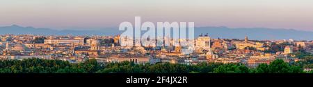 Panoramablick auf die Skyline von Rom, Latium, Italien – historisches Stadtbild Stockfoto