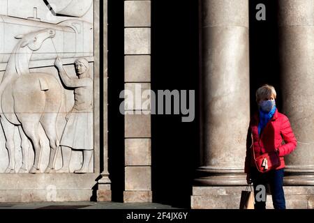 Shopper wartet auf die Straße, Barcelona, Spanien. Stockfoto