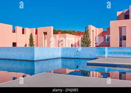 Geometrisches Gebäude mit Pool. Die rote Mauer, Calp, Spanien Stockfoto