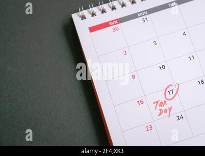 Steuertag, rote Wörter auf Kalender geschrieben, neben 17. Erinnerung an die neue Steueranmeldung Fälligkeit 2021. Stockfoto