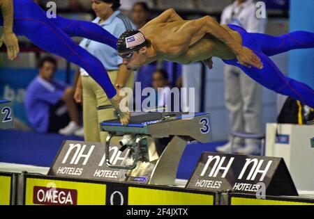 USA Olympia-Goldmedaillengewinner Michael Phelps, auf dem Startspringbrett der Schwimmweltmeisterschaft, in Barcelona 2003. Stockfoto