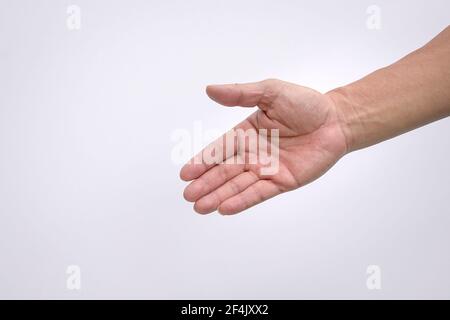 Männliche Hand reicht nach unten, öffnen Sie die Handfläche, um Geste zu helfen. Isoliert auf weißem Hintergrund. Stockfoto