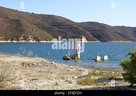 Die verlassene Kirche St. Nikolaus am Kouris Stausee. Zypern. Stockfoto