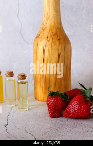 Erdbeeröl. Erdbeeren und Butter in einer Flasche oder einem Glas Stockfoto