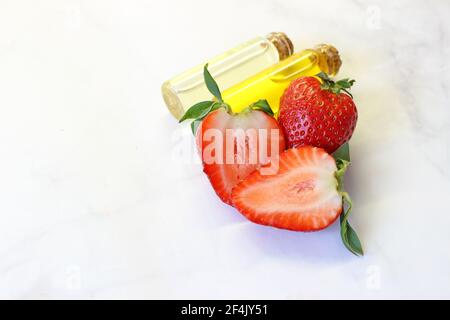 Erdbeeröl. Erdbeeren und Butter in einer Flasche oder einem Glas Stockfoto