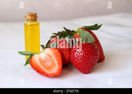 Erdbeeröl. Erdbeeren und Butter in einer Flasche oder einem Glas Stockfoto