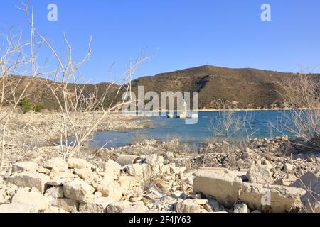 Die verlassene Kirche St. Nikolaus am Kouris Stausee. Zypern. Stockfoto