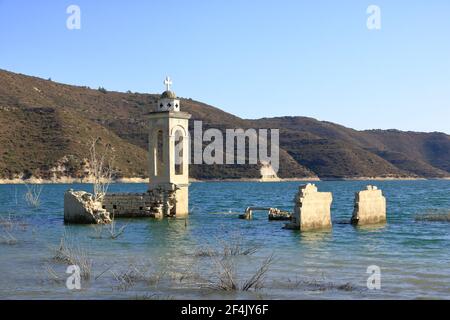 Die verlassene Kirche St. Nikolaus am Kouris Stausee. Zypern. Stockfoto