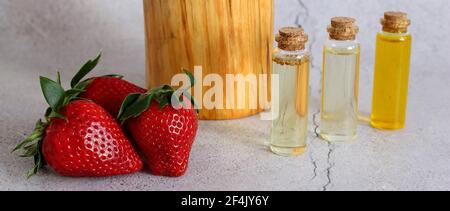 Erdbeeröl. Erdbeeren und Butter in einer Flasche oder einem Glas Stockfoto