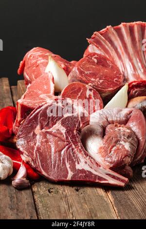 Verschiedene Sorten von verschiedenen rohen Rindfleisch Fleischteilen Stockfoto